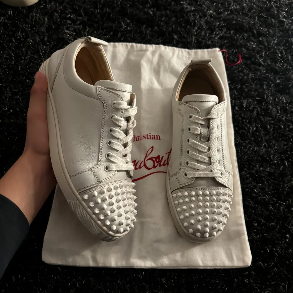 Säljer nu ett par fina Christian Louboutin skor i färgen vit! Dustbag medföljer! Storleken är 39,5 men passar 40 och skicket är 7/10. För fler frågor är det bara att skriva till oss så löser vi det där☺️. Skor.