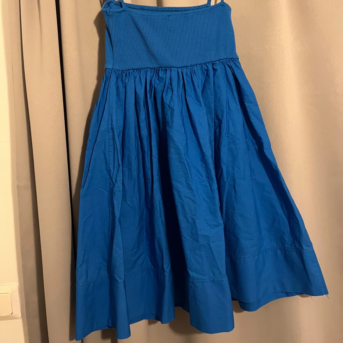 Blå klänning med smala axelband - 90