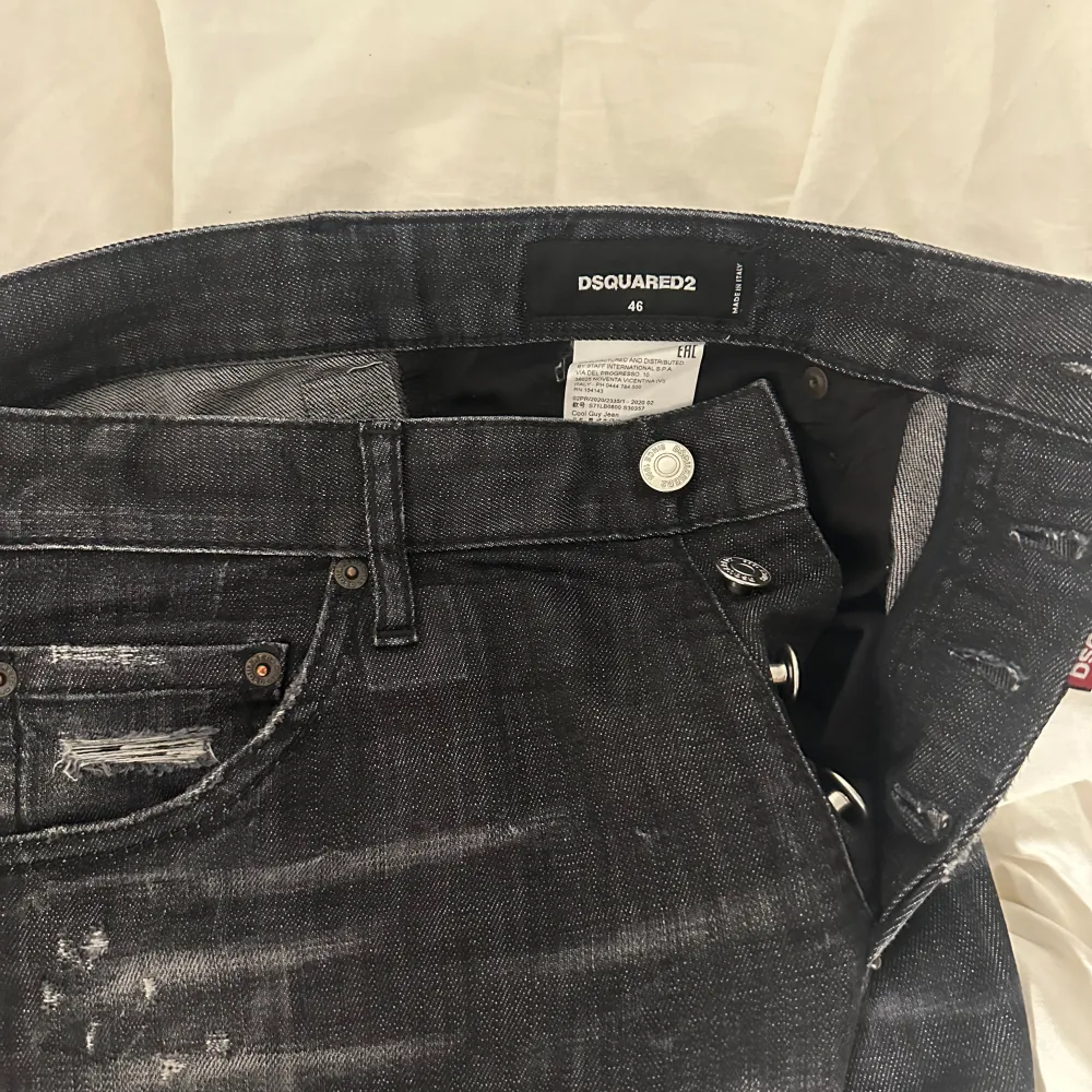 Dessa fina äkta Dsquared2 jeans säljes. Skick 9/10, nypris är 6500. Är i storlek 46. Passar tyvärr inte längre. Tags och extraknappar finns kvar. . Jeans & Byxor.