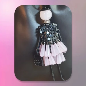 Läckert halsband - docka - Ett halsband där kedjan är ca 64 cm och själva hänget "dockan" är ca 9cm, oanvänd  ✨️Titta igenom alla mina upplagda och köp fler saker i bundle för att spara på frakten och få allt du köpt i ett och samma paket✨️