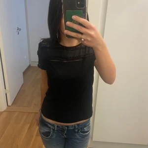Spetströja - Svart t shirt med spets på! I ganska bra skick, bara lite nopprig men inget man lägger märke till så mycket eftersom att det typ bara syns från nära håll om man kollar noggrant☺️ Säljer för 230kr+frakt hör av er via frågor eller för fler bilder💓