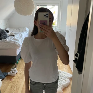T-shirt med puffarmar  - T-shirt med puffärmar ifrån hm storlek s. Säljer då den inte kommer till användning och fint skick!
