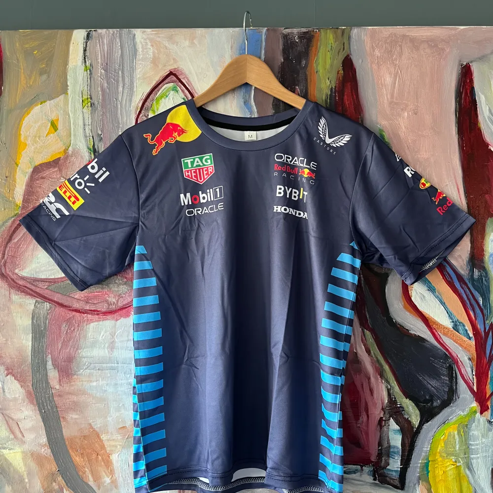 Mjuk och bekväm kvalite. Finns i storlekar S-M👕🏎️. ✅HELT NYA✅ Skriv till oss vilken storlek du vill ha efter du har köpt!🏎️📦👕. T-shirts.