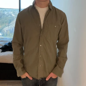 Grön skjorta - Skjorta från wolsey i storlek S. Riktigt bra skick knappt använd, snygg nu till hösten. Vid frågor skriv PM