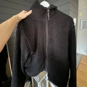 Teddy jacka - Supersnygg Teddy jacka från H&M. Bra skick❤️storlek L men passar mig som är S.