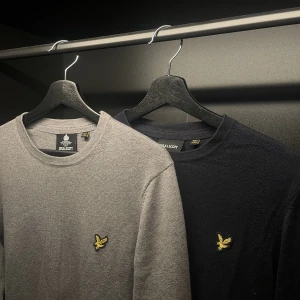 Merinoull crewneck  - Två merinoull crewnecks från Lyle & Scott. Inte använda så mycket, är i gott skick. Nypris 900:- Går att köpa båda eller en utav dem. (båda för 799:-, 1st för 439:-)