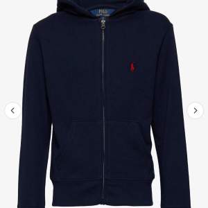 Säljer en snygg mörkblå zip hoodie från Polo Ralph Lauren. Den har en dragkedja framtill och en klassisk röd logga. Perfekt för både vardag och chill. Den är i bra skick och superbekväm!💕