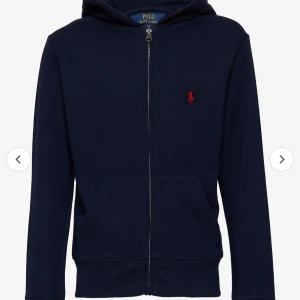 Mörkblå zip hoodie från Ralph Lauren - Säljer en snygg mörkblå zip hoodie från Polo Ralph Lauren. Den har en dragkedja framtill och en klassisk röd logga. Perfekt för både vardag och chill. Den är i bra skick och superbekväm!💕
