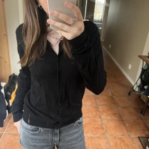 Kofta - Jätteskön kofta från ett märke som heter BasicYou. Jätte mjukt material. Väldeligt fint skick.