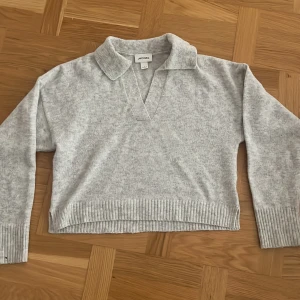 Grå tröja - Supermysig grå tröja med krage, perfekt nu till de kallare månaderna🍂 Superfin att ha över nån annan tröja eller bara som den är! Storlek S 