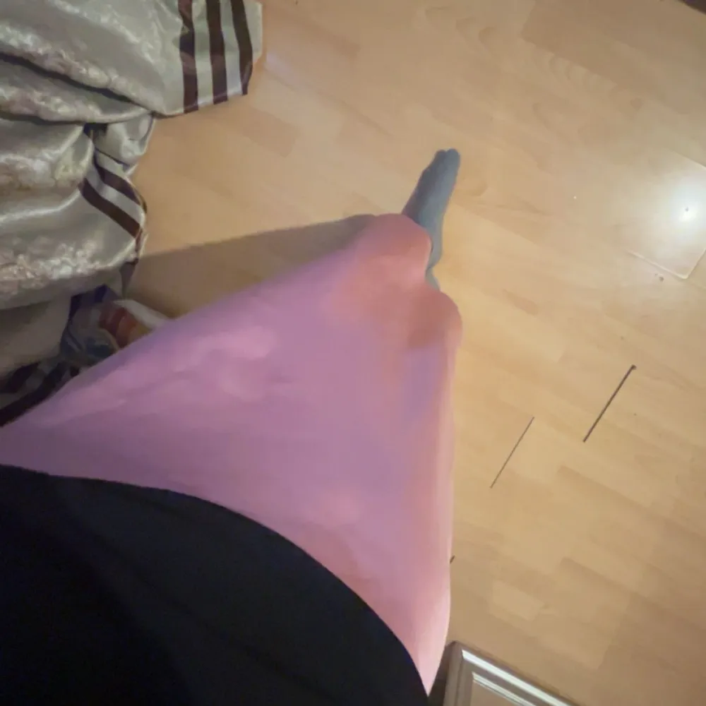 Jättefin maxikjol i satin från Zara. Helt ny utan prislapp, använd 1 gång. . Hameet.