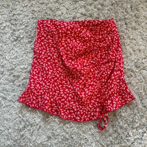 Blommigkjol - Nästan aldrig använd. Har dragkedja på sidan. 