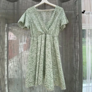 Blommig sommarklänning - Säljer min gröna fina klänning jag hade på min avslutning i 9an!  Säljer den då jag inte har någon användning för den! 
