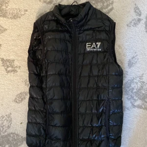 EA7 Väst - Säljer äkta Emporio Armani Väst. 
