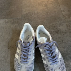 Adidas gazelle strl 38 - Ett par adidas gazelle i lila färg ovanliga, tyvärr används dom inte och är i riktigt bra skick. Lite smuts bara, men kommer fräscha upp dom. Storlek 38