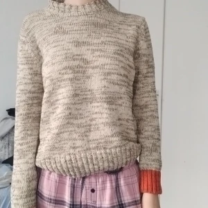 Stickad tröja  - Fint skick, står ej storlek men jag har vanligtvis s