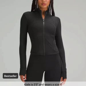 Define Cropped Jacket Nulu - Helt ny oöppnat definie jacket från Lululemon i svart. Prislapp på och allt! Storlek 8 (40). Har vanligtvis M och den passar perfekt. Säljer då jag har en exakt likadan. Kan tänka mig att byta till annan färg eller den långa versionen🩷🩷Nypris: 1280kr
