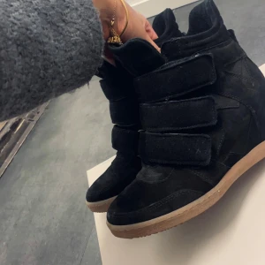 Isabel Marant liknande - Säljer nu dessa Isabel Marant liknande skorna, jättefint skick och sjukt snygga!