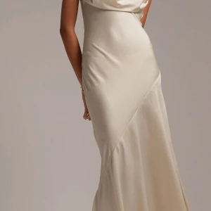 Lång klänning  - aldrig använd, stod mellan denna och en annan till balen. Funkar perfekt för speciella tillfällen.  Köptes för 1069, men glömde skicka tillbaka.