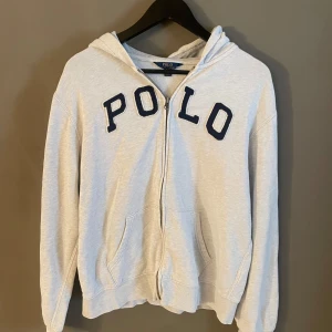 Ralph lauren hoodie - Tjena, Ralph lauren hoodie i jr storlek (motsvarar xs). Snygg till alla outfits! Tveka inte på att kontakta mig vid frågor, fler bilder eller köp✅