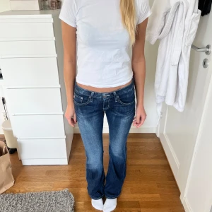 Low waist bootcut jeans - Säljer dessa sjukt snygga och efterfrågade vintage, mörkblåa jeansen i storlek 25 De är mycket lowwaist och i toppen skick, som nya! Mått: ca, 97cm upp&ner (78cm innerbenslängd) och ca 40cm midja tvärs över🥰