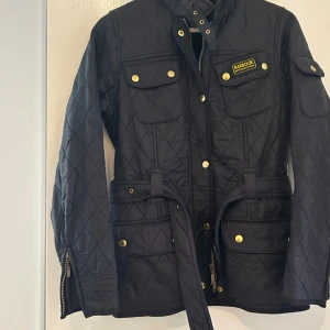 Babour jacka med skärp - Helt oanvänt stl S