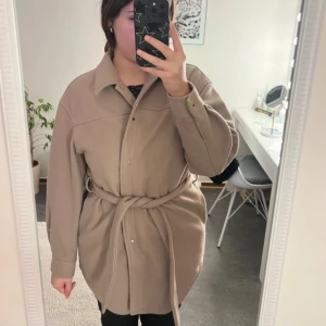 Brun/beige kappa - En beige kappa från veromoda som jag fått av en vän, tror att fläcken kan gå bort i tvätten men är osäker💓 storlek XL men sitter mer som en M på mig💓