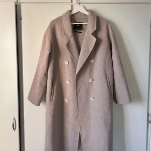 ZARA Kappa - Stilren beige kappa från ZARA. Använd men i fint skick. Lite nopprig runt fickor och under ärmar (se bilder).  Strl XS men lite oversize så passar äver dig som är S.  Material ull och polyester.  Skriv om du har frågor. ☺️