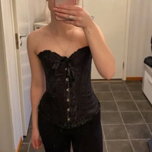 Korsett  - Säljer denna oanvända korsett då jag köpte fel! Skickar samma dag eller dagen efter köp så den hinner komma till halloween💞
