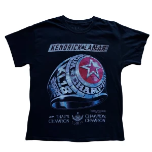 Vintage Kendrick Lamar Merch - Sjuk tisha från Kendricks (f.d) skivbolag TDE, köpt Vintage. Bra skick och passar runt M-L skulle jag säga, men även S lite oversized 🔥 Hojta om du undrar nått såklart, och skicka gärna offers 🤝