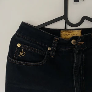 Svarta jeans från Roccobarocco - Säljer ett par snygga svarta jeans från italienska Roccobarocco. Storlek M