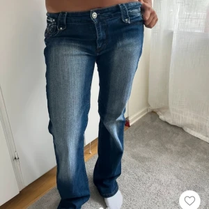 Lågmidjade bootcut jeans - Säljer dessa supercoola och snygga jeansen köpta på vinted då de tyvärr är för stora för mig 💕💕 storlek står ej men de passar S/M skulle jag säga 