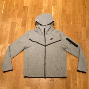 Nike Tech Fleece - Grå Nike Tech Fleece Detta är M herr storlek  Använd 2ggr  Kvitto finns 