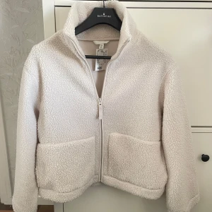 H&M jacka i pile - Säljer denna populära teddyjackan från H&M! Ny med prislapp, helt slutsåld på deras hemsida❣️