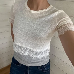 Spets topp  - Så fin vit spets topp ifrån Zara, använd fåtal gånger och i bra skick, toppen är så lätt att styla med andra plagg, toppen passar XS-S