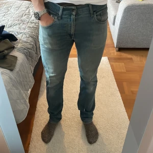 Jeans tiger of Sweden - Säljer ett par riktigt schyssta jeans från tiger of Sweden. I bra skick förutom hålet i grenen som syns på 3e bilden, men borde lagas lätt. I stretchigt material, ett av de skönaste jeansen jag haft på mig. I storlek 34/34 men sitter mindre. Blågrå 