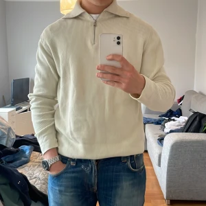 Zara half-zip - Garderobsrensing! Säljer en tröja från Zara i storlek M. I grymt bra skick. 90% bomull. Jag (på bilden) är 183cm, 80kg