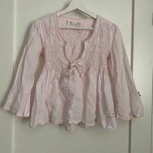 Odd molly blus  - En fin blus som är köpt från Plick men ändast använd en gång själv, är i super fint skick och därav inga hål eller fläckar! Skriv vid fler frågor och funderingar 🩷