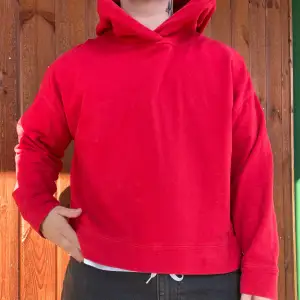 Hoodie i kort boxig passform, väl använd och defekter förekommer :)