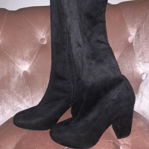 Nelly Overknee High Boots - Helt nya och oanvända overknee boots från Nelly.se. ”Mocka” material. Sälj ej längre på hemsidan. Ordinarie pris 600kr.