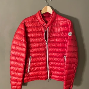 Moncler jacka  - Moncler Rigel |•Storlek: 2/Medium (passar Small) | Skick: 8/10 | Färg: Röd | *Äldre modell, färgen är något matt/sliten | Tveka inte på att kontakta mig vid frågor, fler bilder eller köp✅