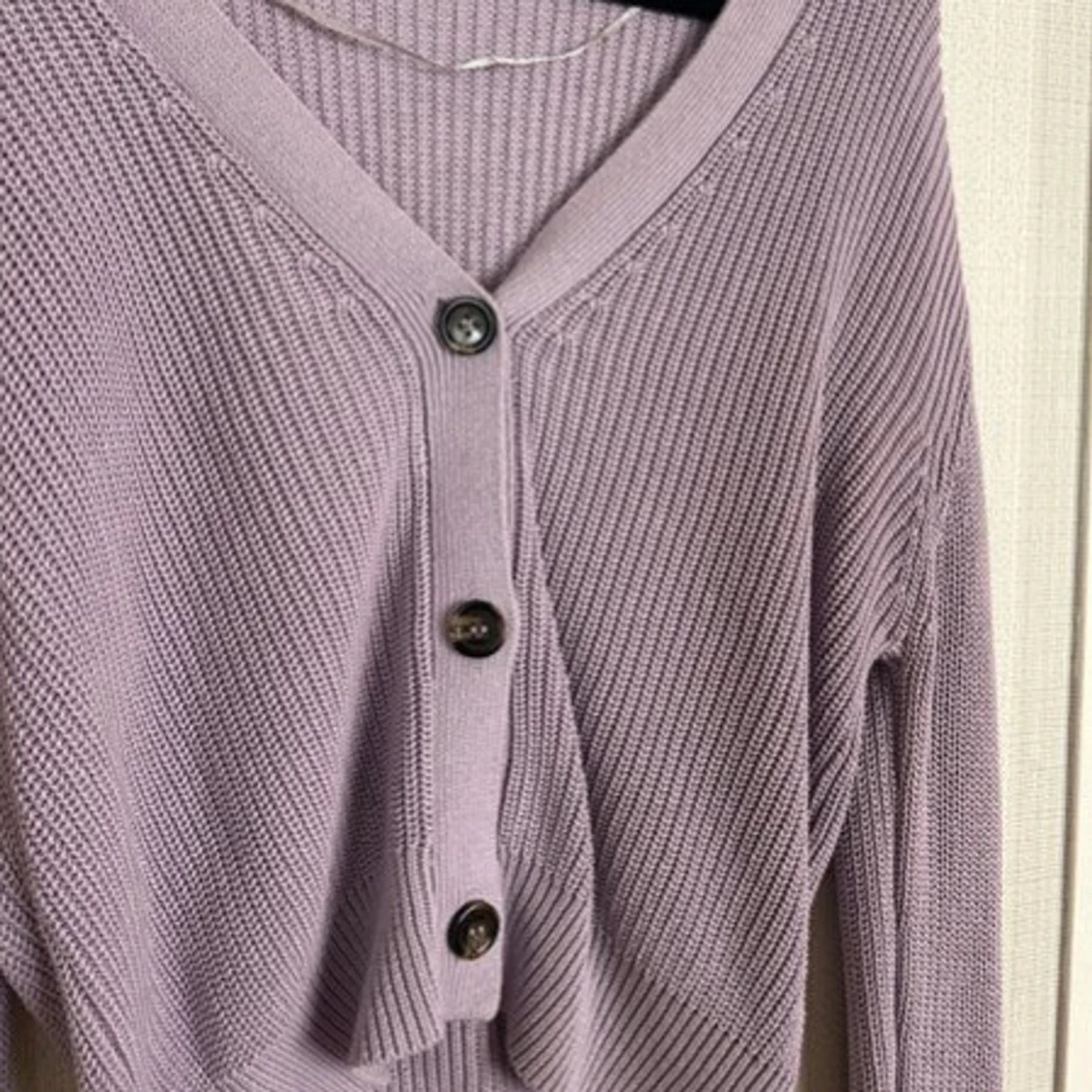 Ljuslila stickad kofta