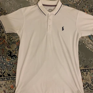 Polo Piké  - Polo( Ralph Lauren) Piké med mjuk material. Har bara använt några gånger.