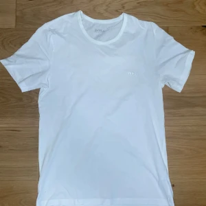 Hugo boss tshirt  - Vit Hugo boss tshirt som inte har använts mer än 2 gånger 