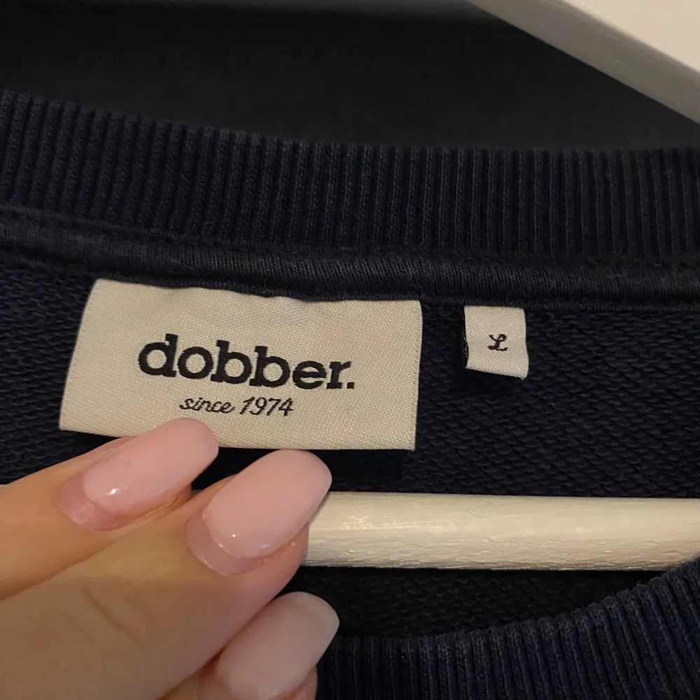 Marinblå collegetröja från dobber i storlek L. Fint skick, använt fåtal gånger . Hoodies.