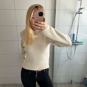 Stickad tröja  - Nästintill oanvänd beige/krämvit stickad tröja från Nelly. Perfekt till hösten.  Fint skick, storlek S.
