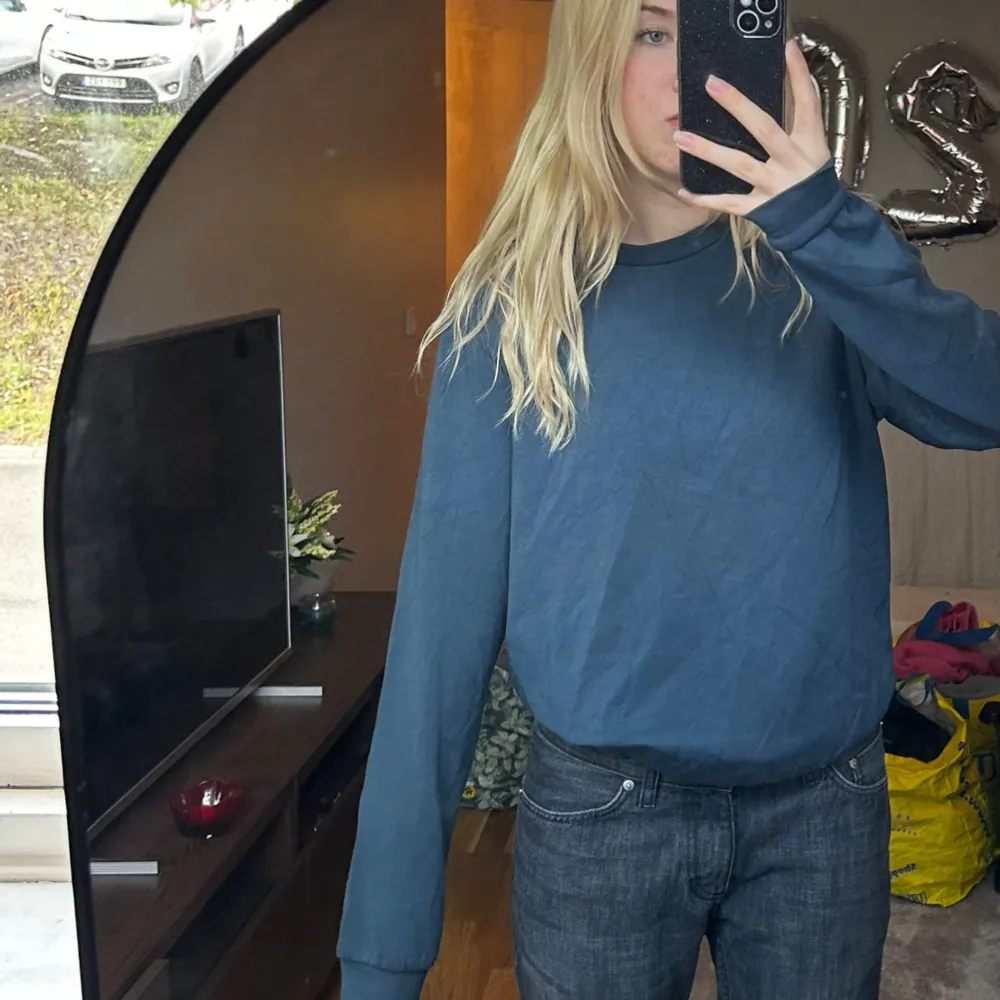 Jätteskön blå sweatshirt!💕. Hoodies.