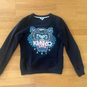 Kenzo sweatshirt  - En jättesnygg kenzo-sweatshirt i grymt skick. Den är äkta! Skriv för fler frågor eller bilder❣️