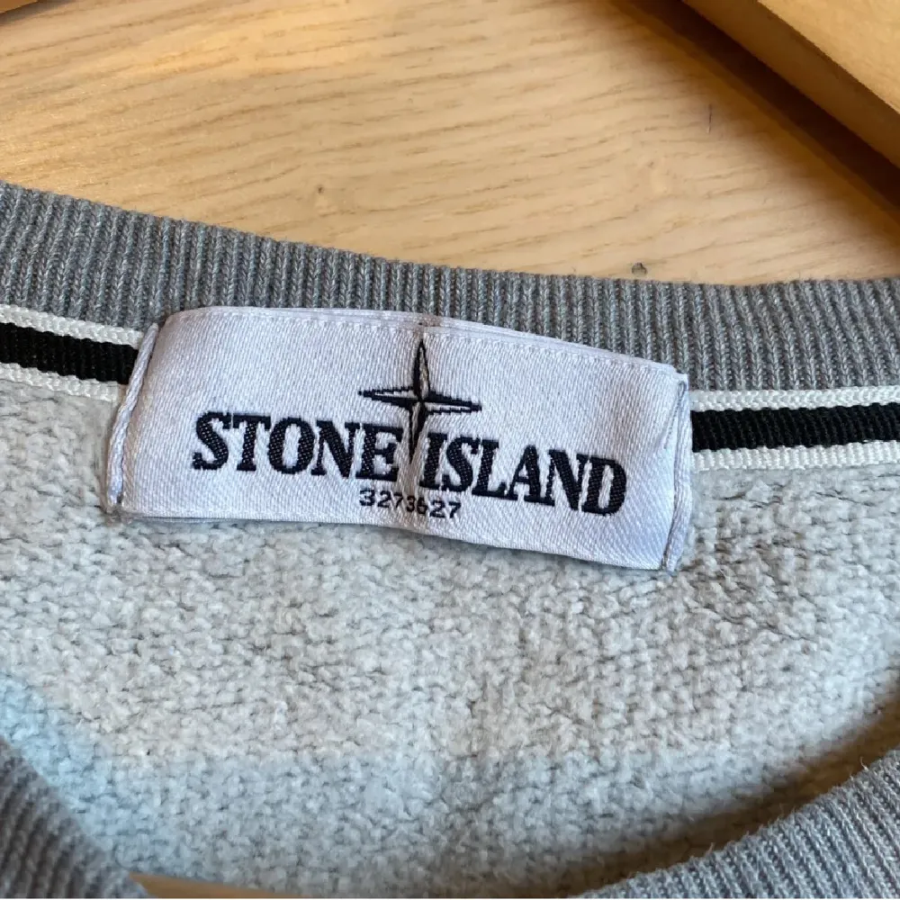 Tja säljer min stone Island tröja eftersom den inte kommer till användning köpte den på olik för 1200 säljer den nu för 700 den är i bra skick inte några synliga skador skicka om ni har mer frågor. Hoodies.