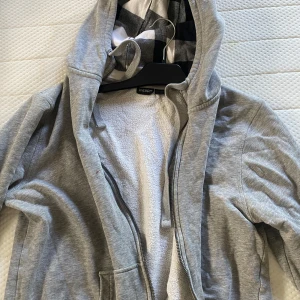 Grå luv kofta  - Minns ej vart jag köpt, knappt använd. Både för killar och tjejer 